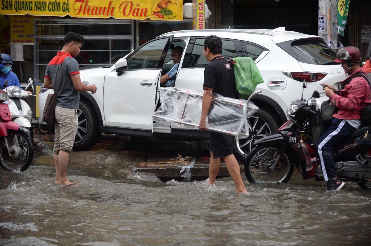 Ôtô chết máy, thủy kích vì bão số 9 ảnh 8 Oto chet may, thuy kich vi bao so 9 anh 8