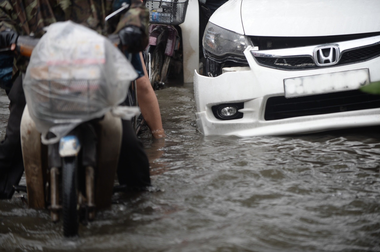 Ôtô chết máy, thủy kích vì bão số 9 ảnh 10 Oto chet may, thuy kich vi bao so 9 anh 10
