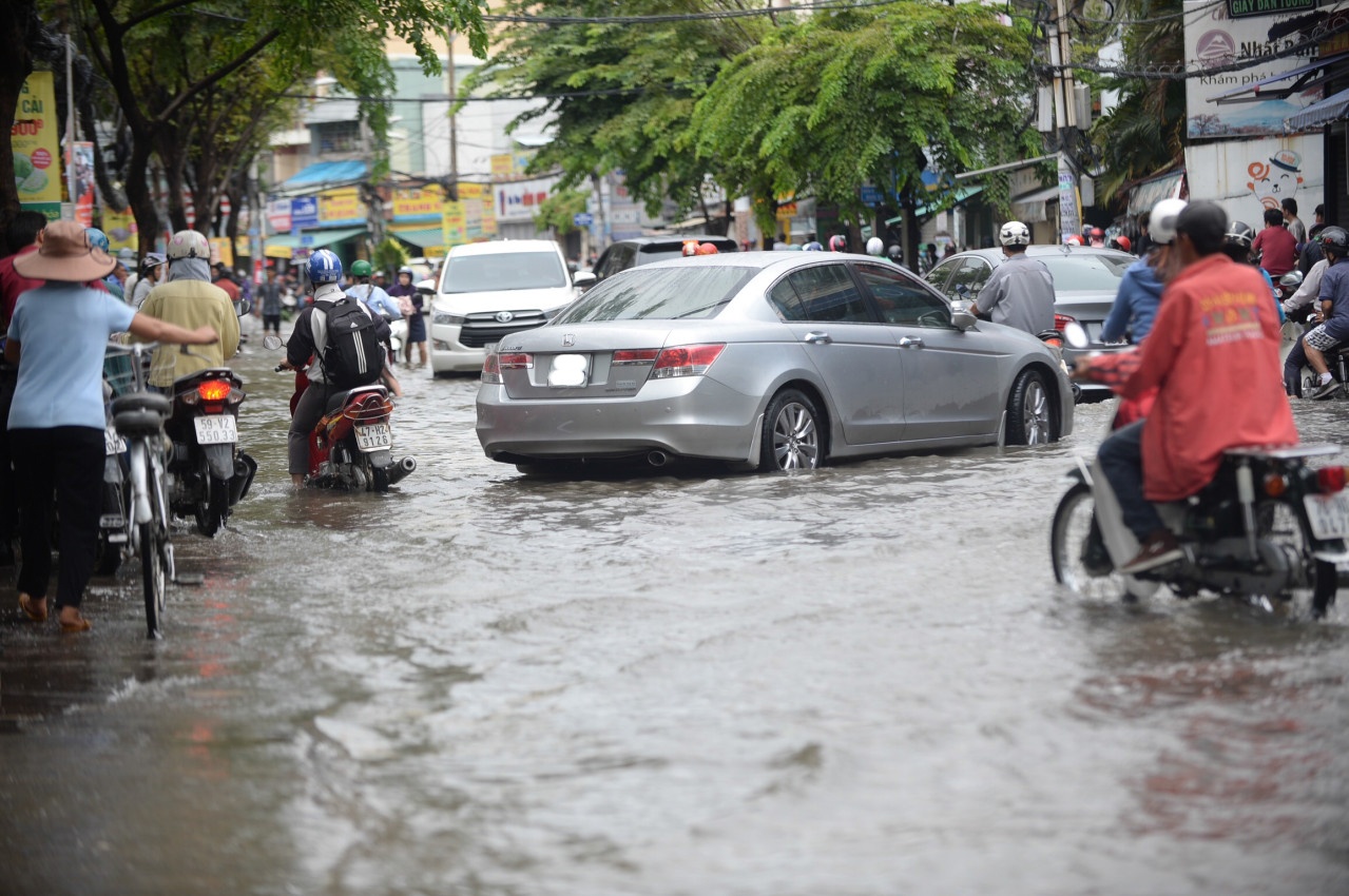Ôtô chết máy, thủy kích vì bão số 9 ảnh 4 Oto chet may, thuy kich vi bao so 9 anh 4