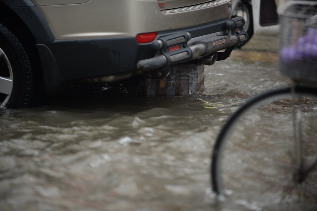 Ôtô chết máy, thủy kích vì bão số 9 ảnh 2 Oto chet may, thuy kich vi bao so 9 anh 2