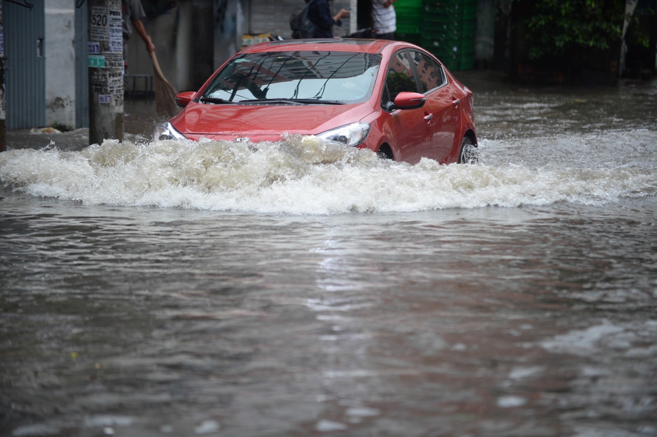 Oto bi thuy kich, chet may la liet tren duong pho Sai Gon hinh anh