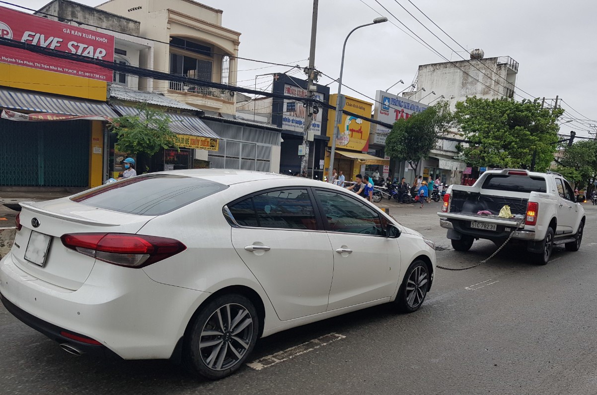 Ôtô chết máy, thủy kích vì bão số 9 ảnh 6 Oto chet may, thuy kich vi bao so 9 anh 6