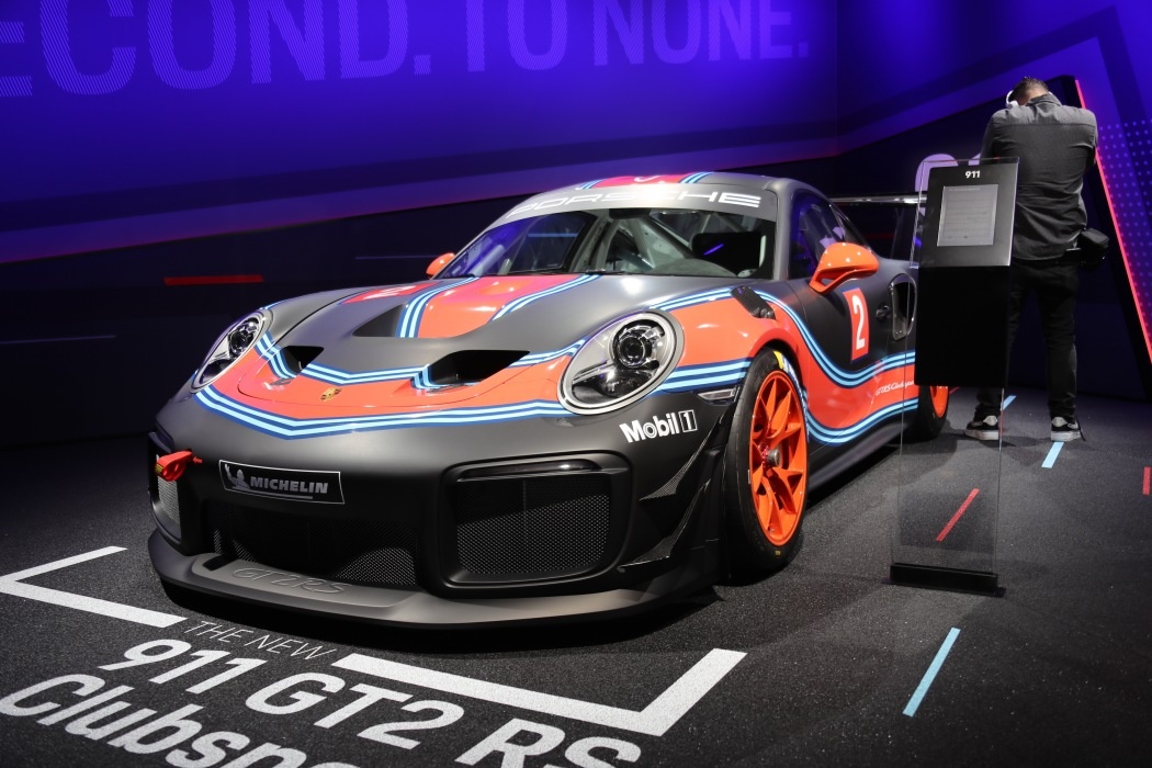 Porsche 911 GT2 RS ban duong dua gia gan nua trieu USD hinh anh