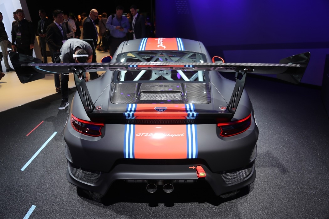 Porsche 911 GT2 RS Clubsport ra mat anh 4