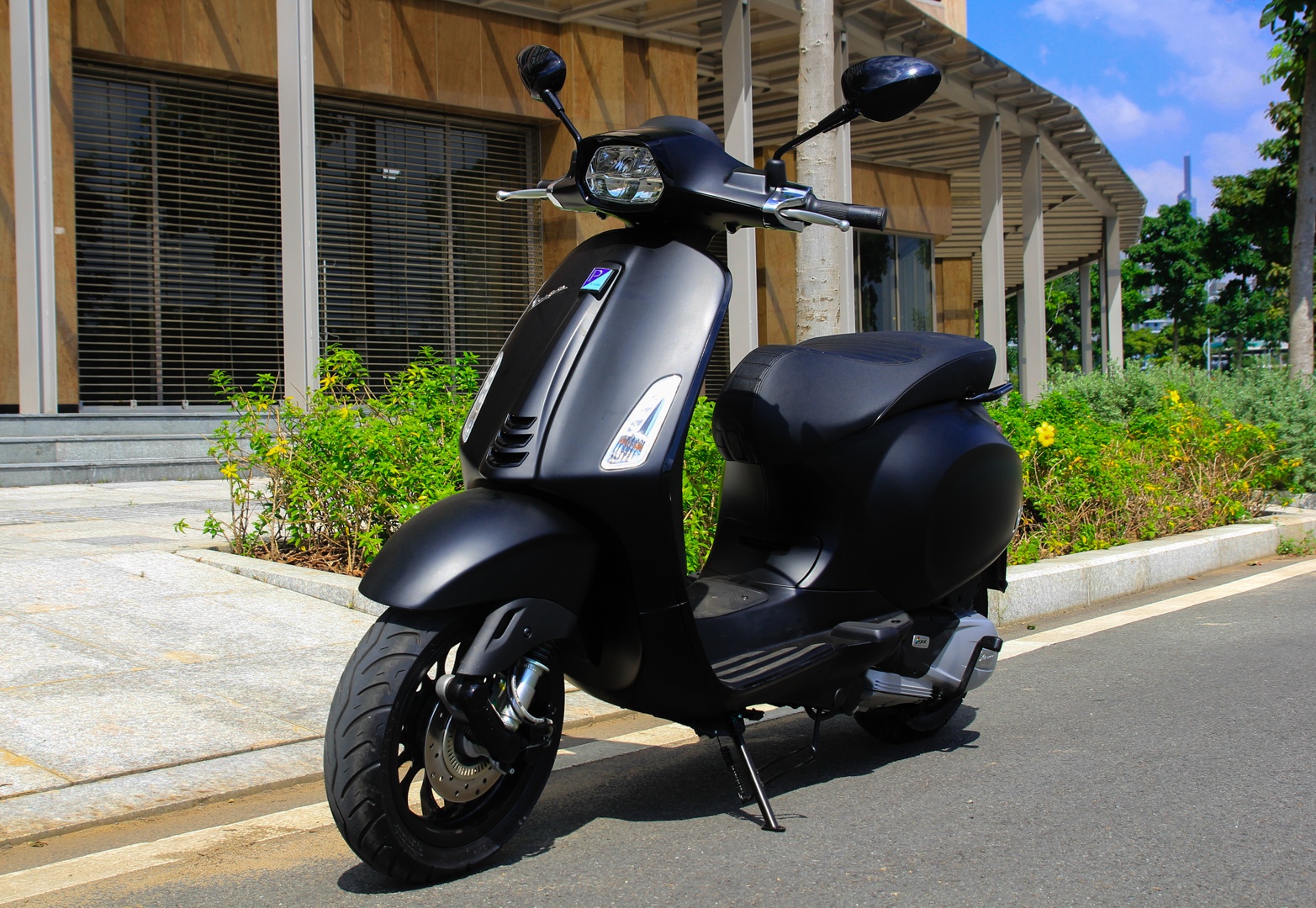 Chi tiet Vespa Sprint Notte - dong co moi, gia 78,5 trieu dong hinh anh