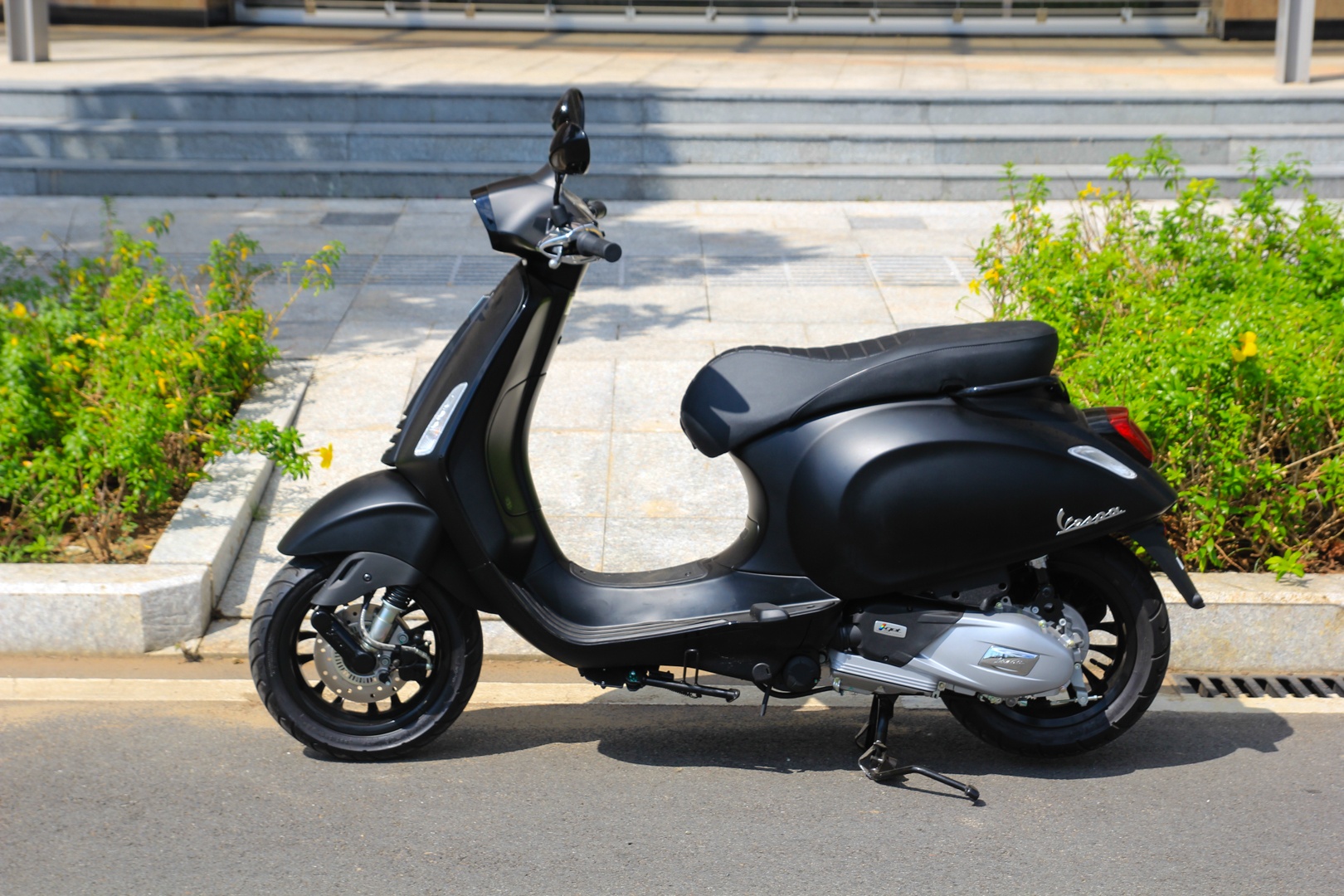 Chi tiet Vespa Sprint Notte anh 10