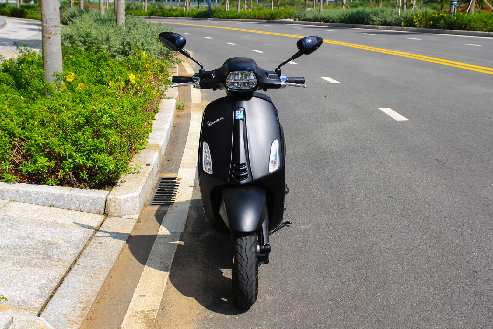 Chi tiet Vespa Sprint Notte anh 3