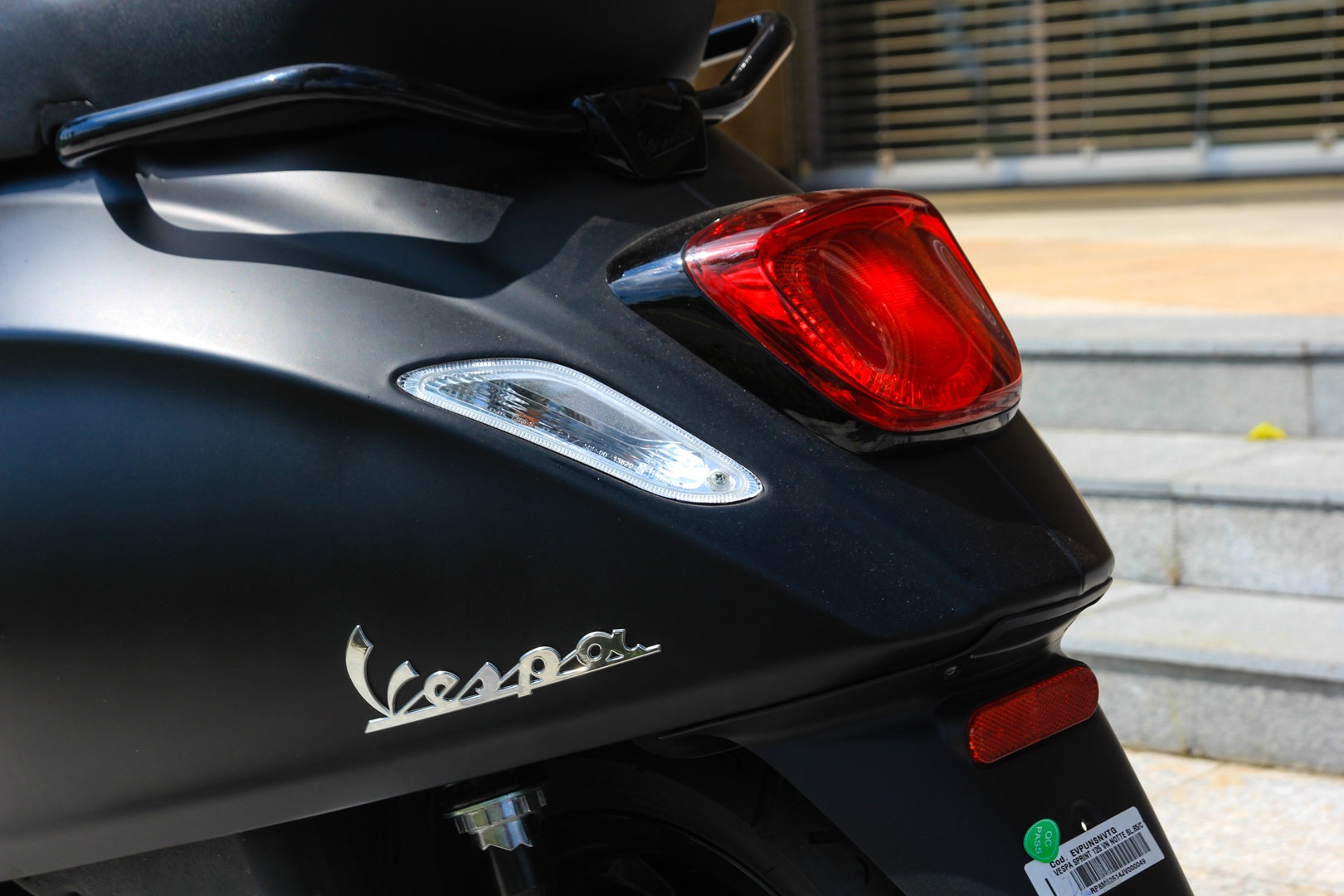 Chi tiet Vespa Sprint Notte anh 8