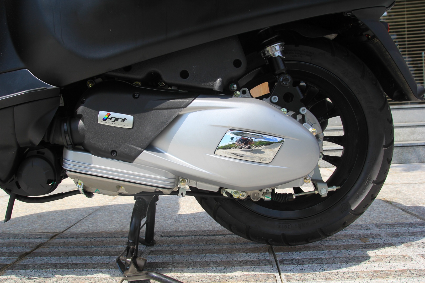 Chi tiet Vespa Sprint Notte anh 9