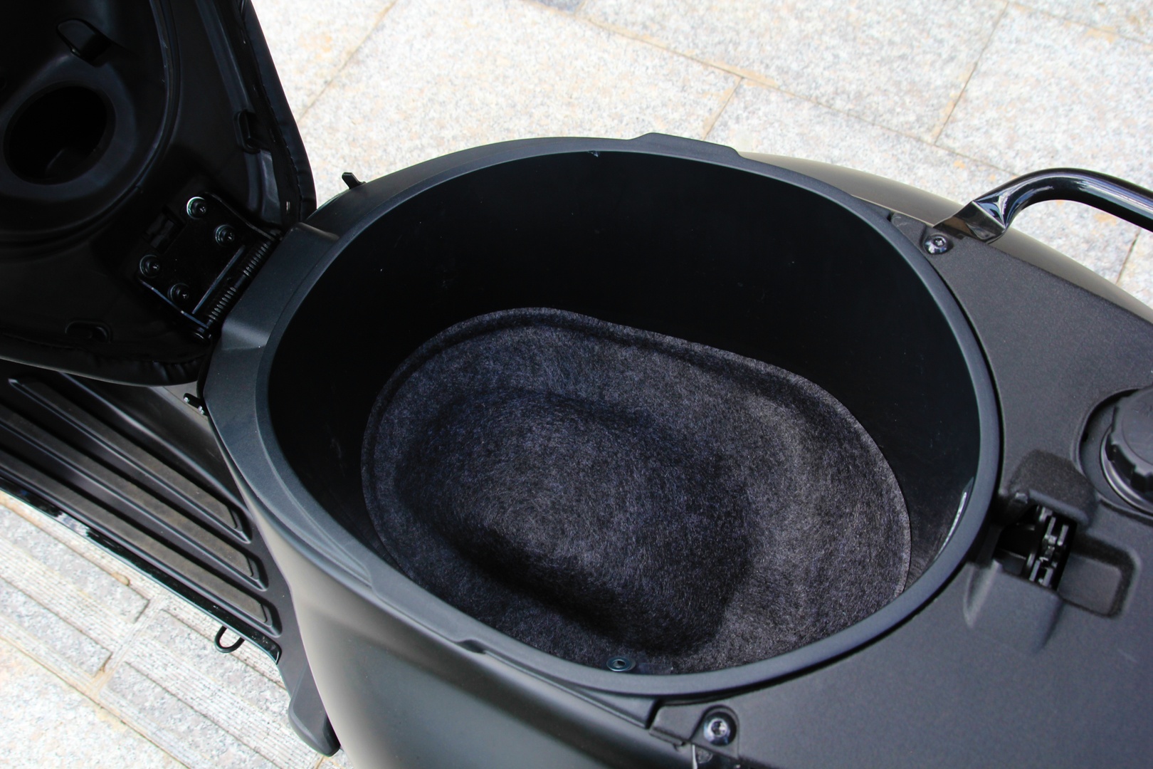 Chi tiet Vespa Sprint Notte anh 5