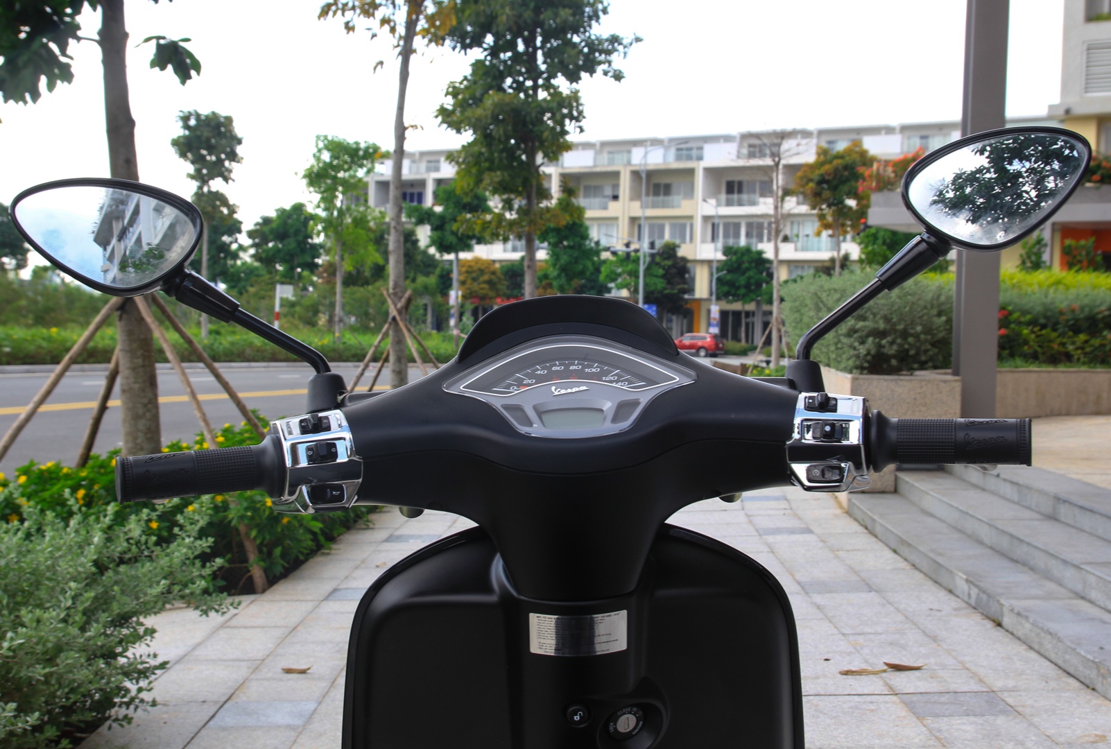 Chi tiet Vespa Sprint Notte anh 4