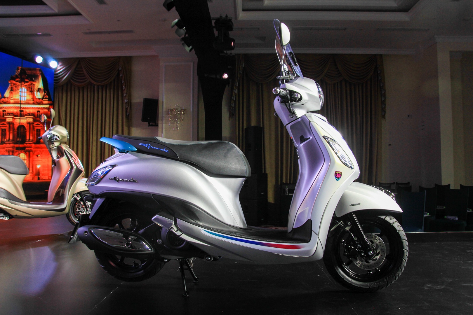 Chi tiet Yamaha Grande 2018 - Dang moi, dong co hybrid hinh anh