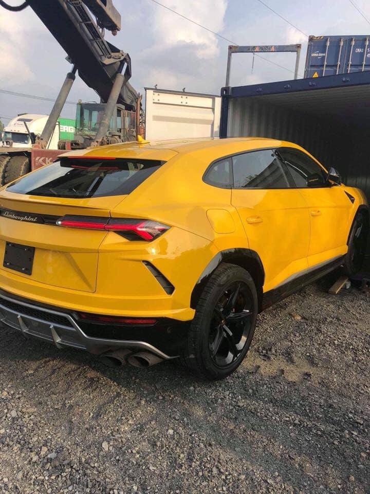 SUV Lamborghini Urus màu vàng về Việt Nam ảnh 5 SUV Lamborghini Urus mau vang ve Viet Nam anh 5
