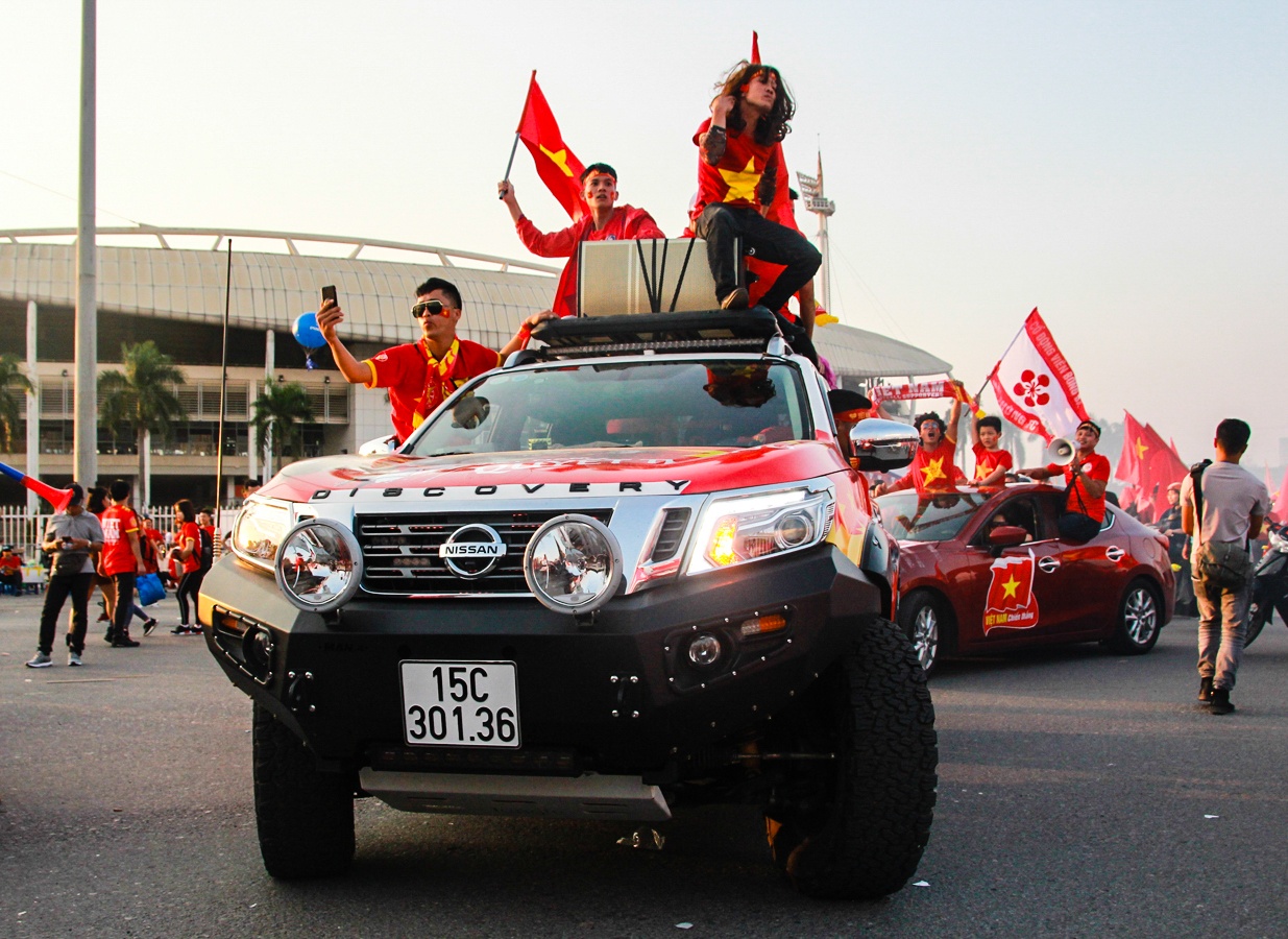 Dan xe ruc ro sac co co vu tuyen Viet Nam hinh anh