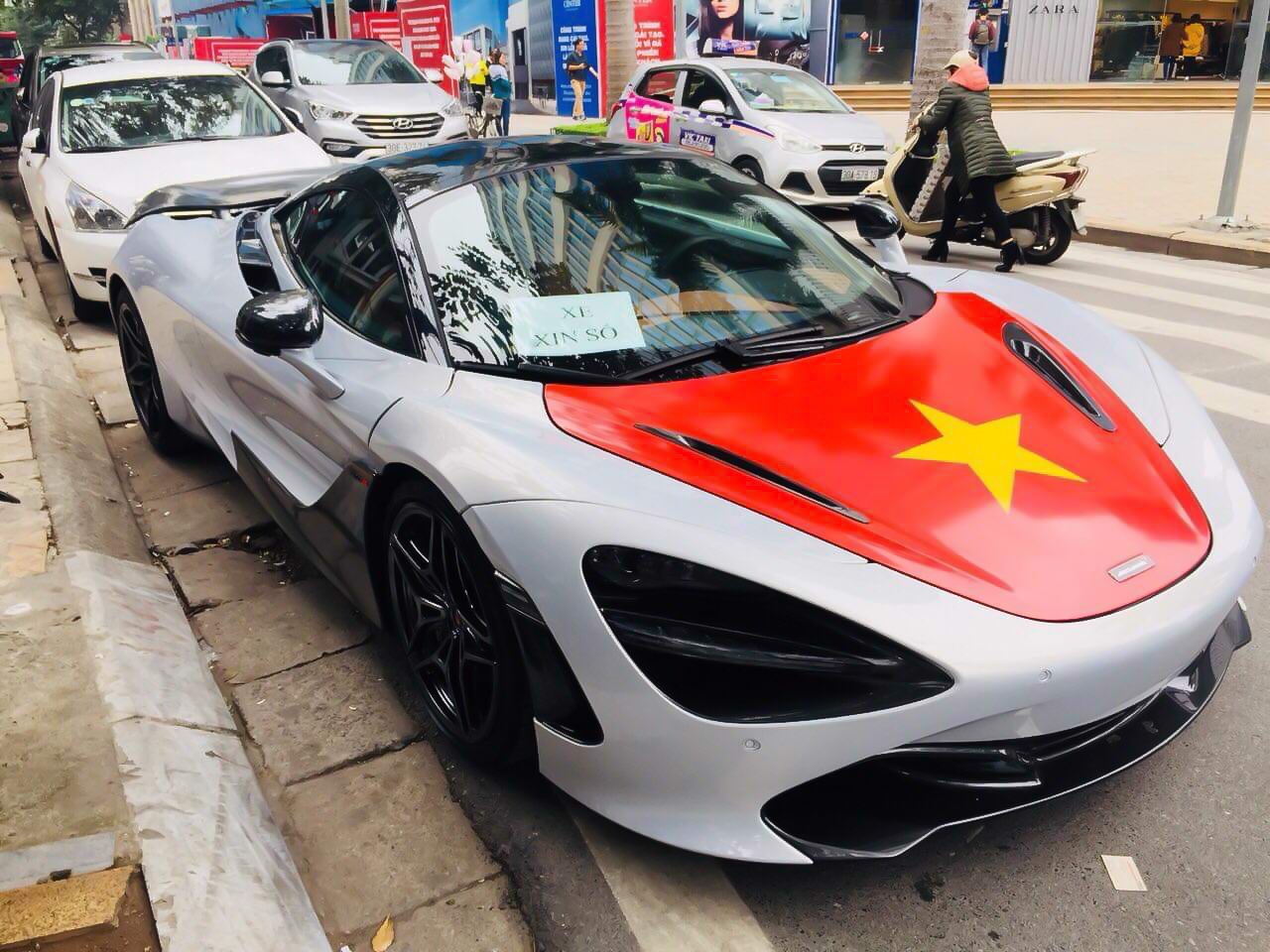 Siêu xe dán tem cổ vũ tuyển Việt Nam ảnh 1 Sieu xe dan tem co vu tuyen Viet Nam anh 1