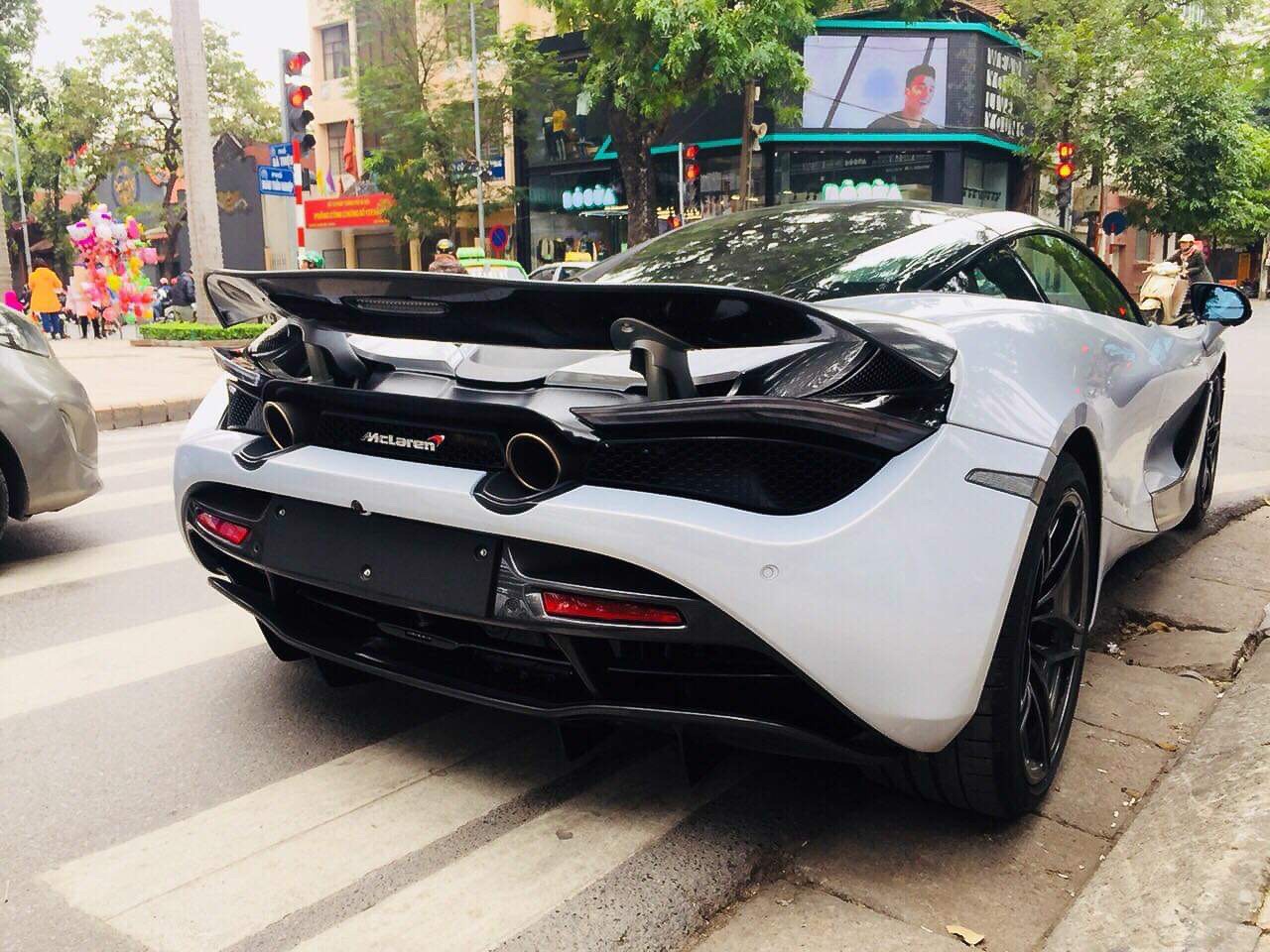 Siêu xe dán tem cổ vũ tuyển Việt Nam ảnh 2 Sieu xe dan tem co vu tuyen Viet Nam anh 2