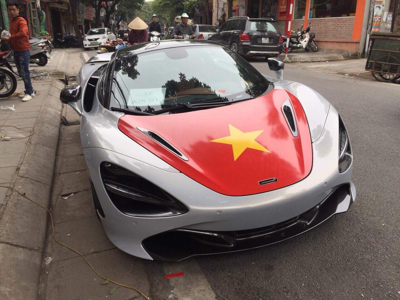 Siêu xe dán tem cổ vũ tuyển Việt Nam ảnh 5 Sieu xe dan tem co vu tuyen Viet Nam anh 5
