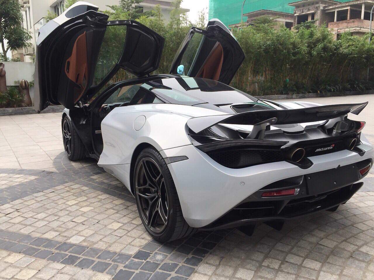 Siêu xe dán tem cổ vũ tuyển Việt Nam ảnh 3 Sieu xe dan tem co vu tuyen Viet Nam anh 3