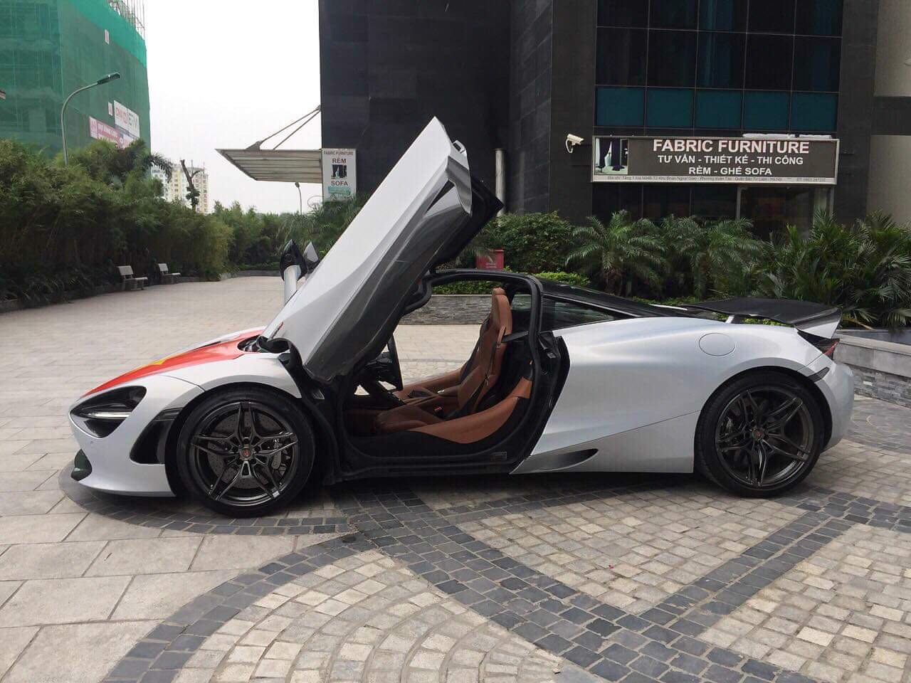 Siêu xe dán tem cổ vũ tuyển Việt Nam ảnh 4 Sieu xe dan tem co vu tuyen Viet Nam anh 4
