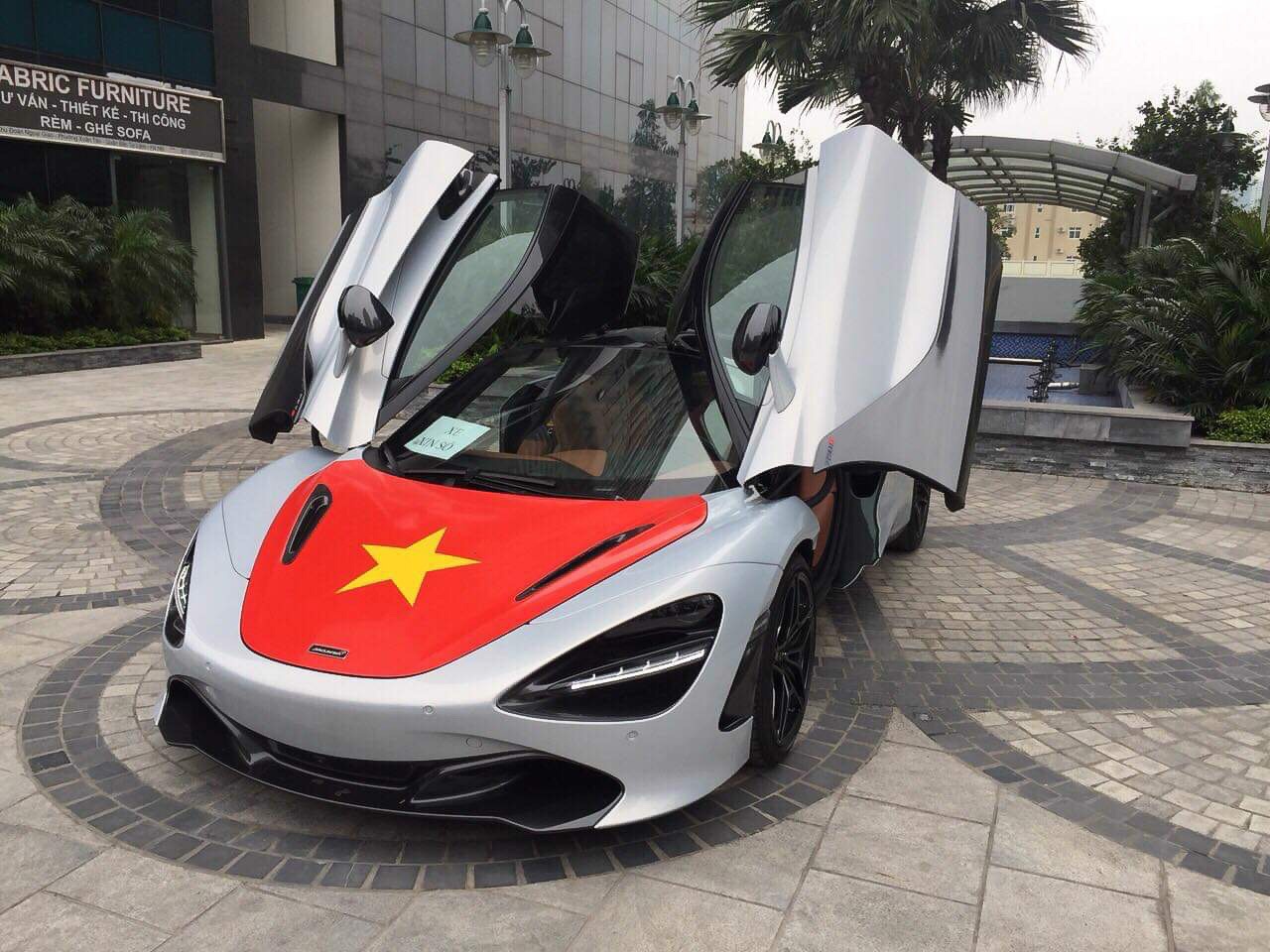 Siêu xe dán tem cổ vũ tuyển Việt Nam ảnh 6 Sieu xe dan tem co vu tuyen Viet Nam anh 6