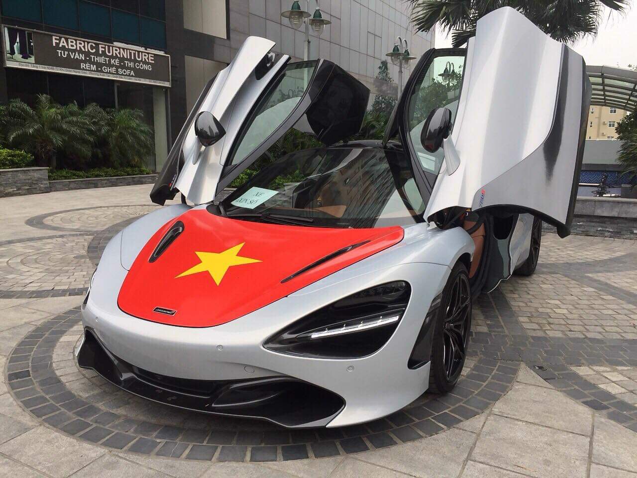 Sieu xe McLaren 720S len co co vu tuyen VN truoc tran chung ket hinh anh