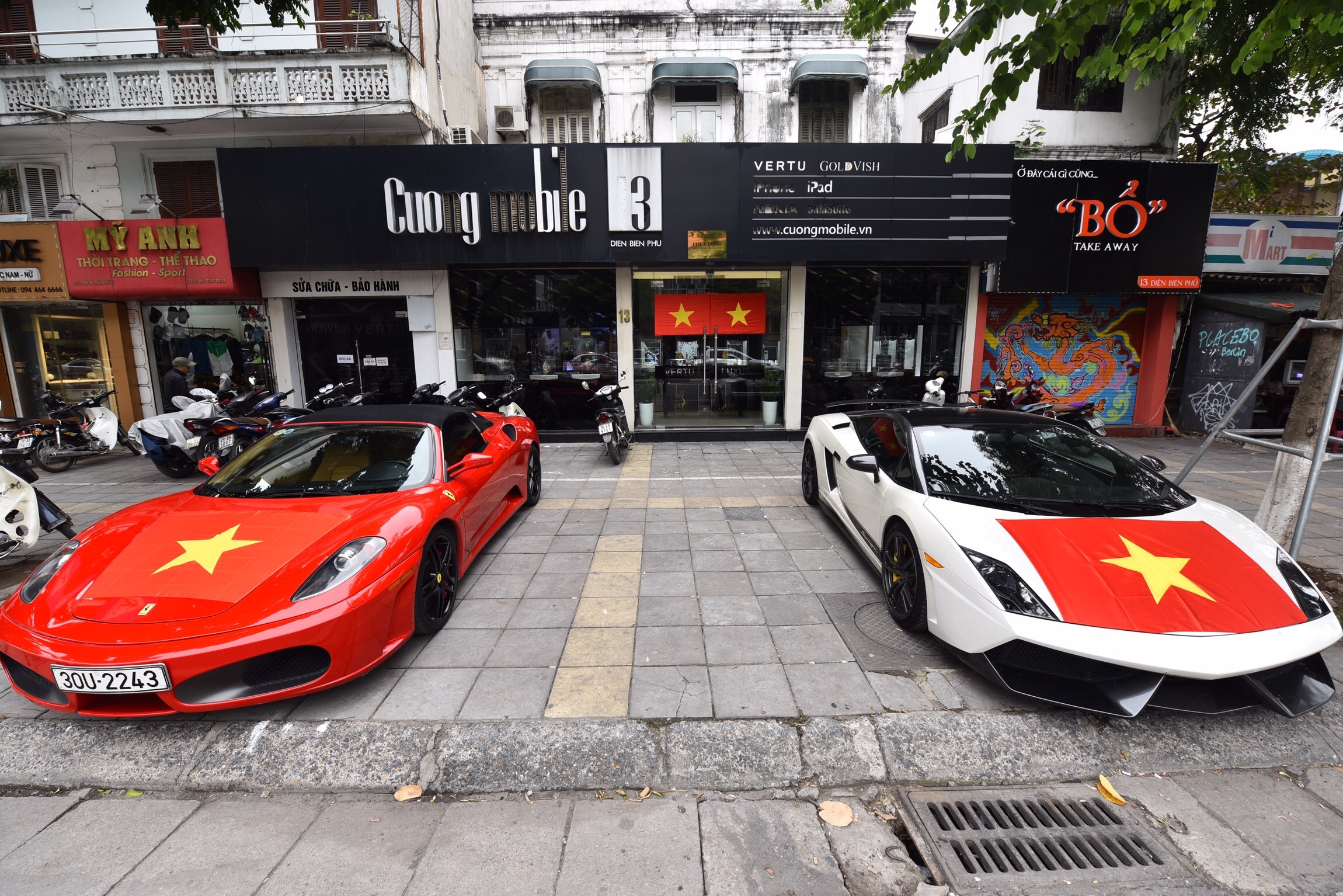 Siêu xe dán tem cổ vũ tuyển Việt Nam ảnh 9 Sieu xe dan tem co vu tuyen Viet Nam anh 9