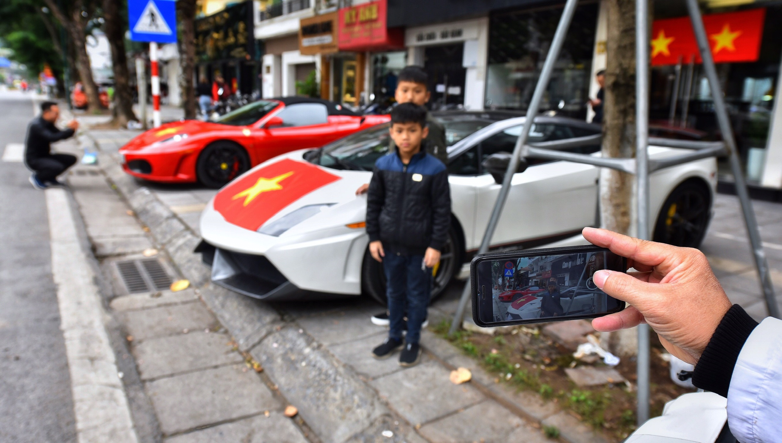 Siêu xe dán tem cổ vũ tuyển Việt Nam ảnh 10 Sieu xe dan tem co vu tuyen Viet Nam anh 10