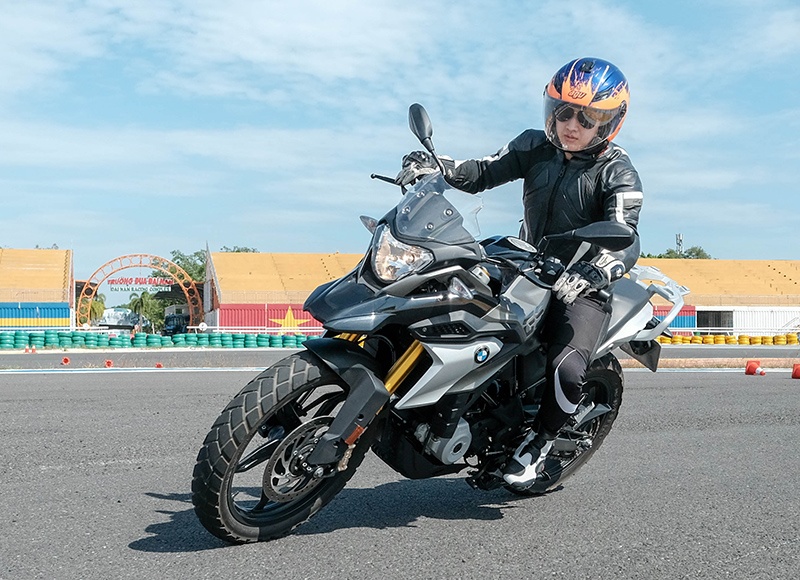 Trai nghiem nhanh BMW G 310 GS tren duong dua hinh anh
