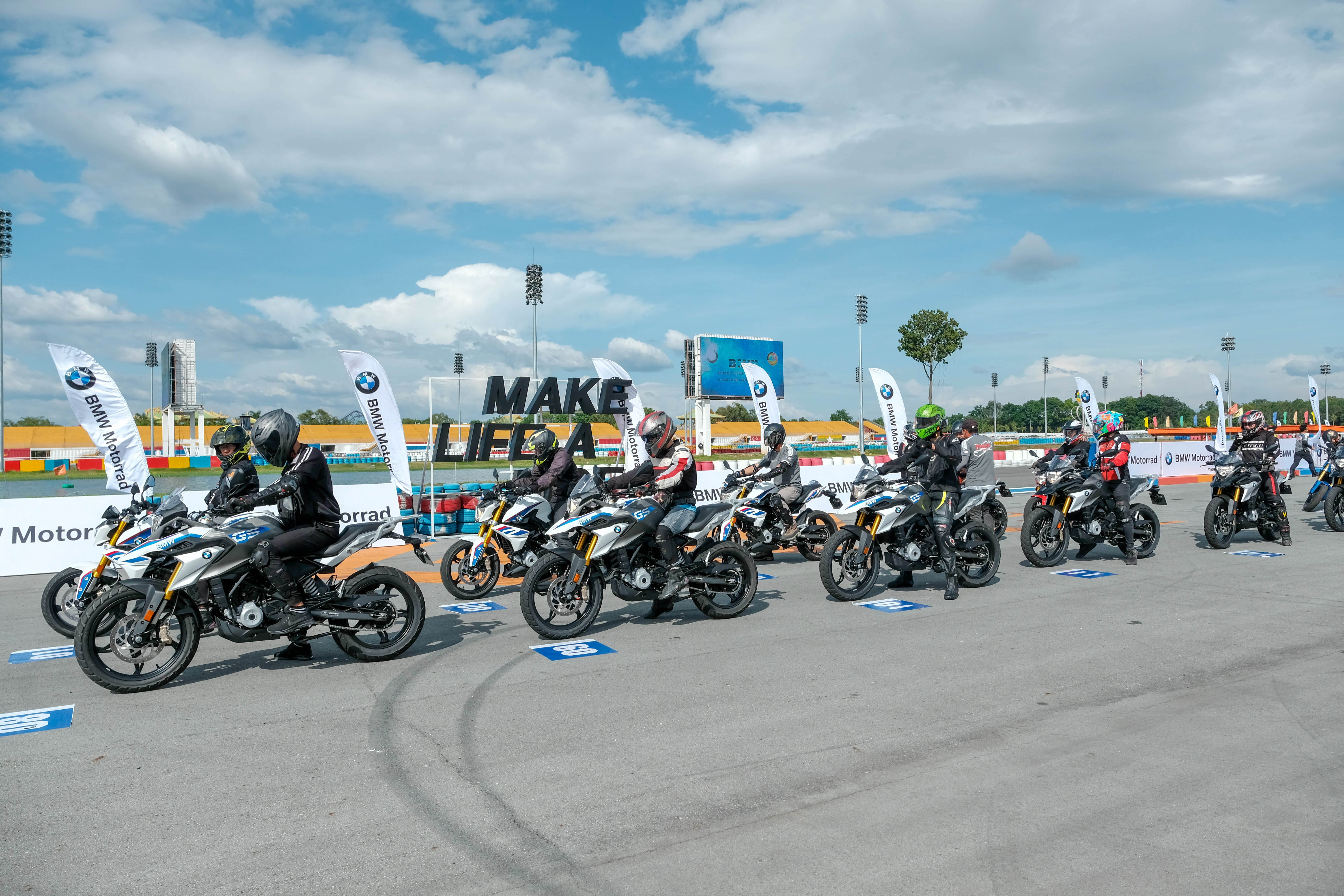 Trai nghiem BMW Motorrad Track Days anh 1
