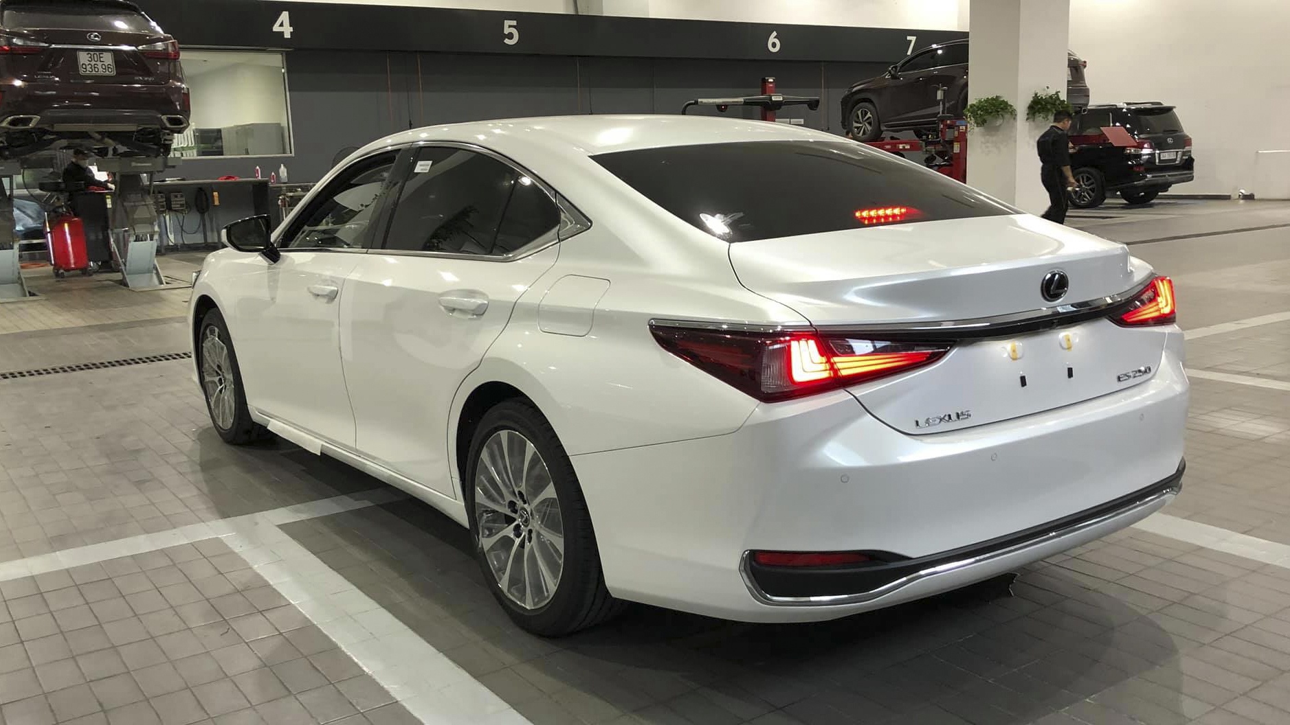 Lexus ES 250 ra mat tai VN anh 4