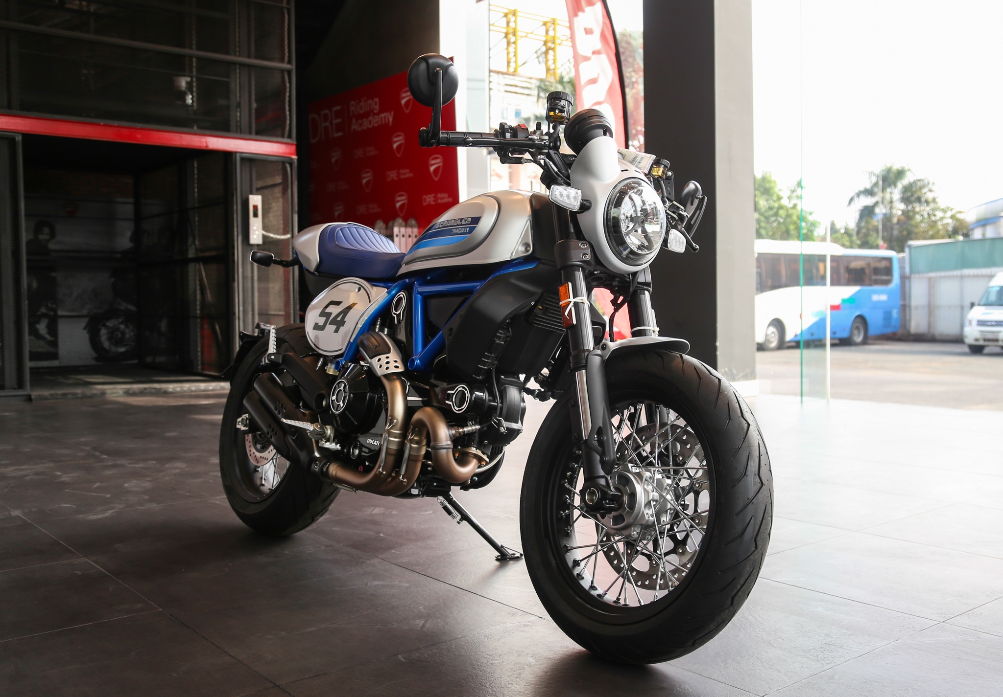 Ducati Scrambler Cafe Racer anh 2