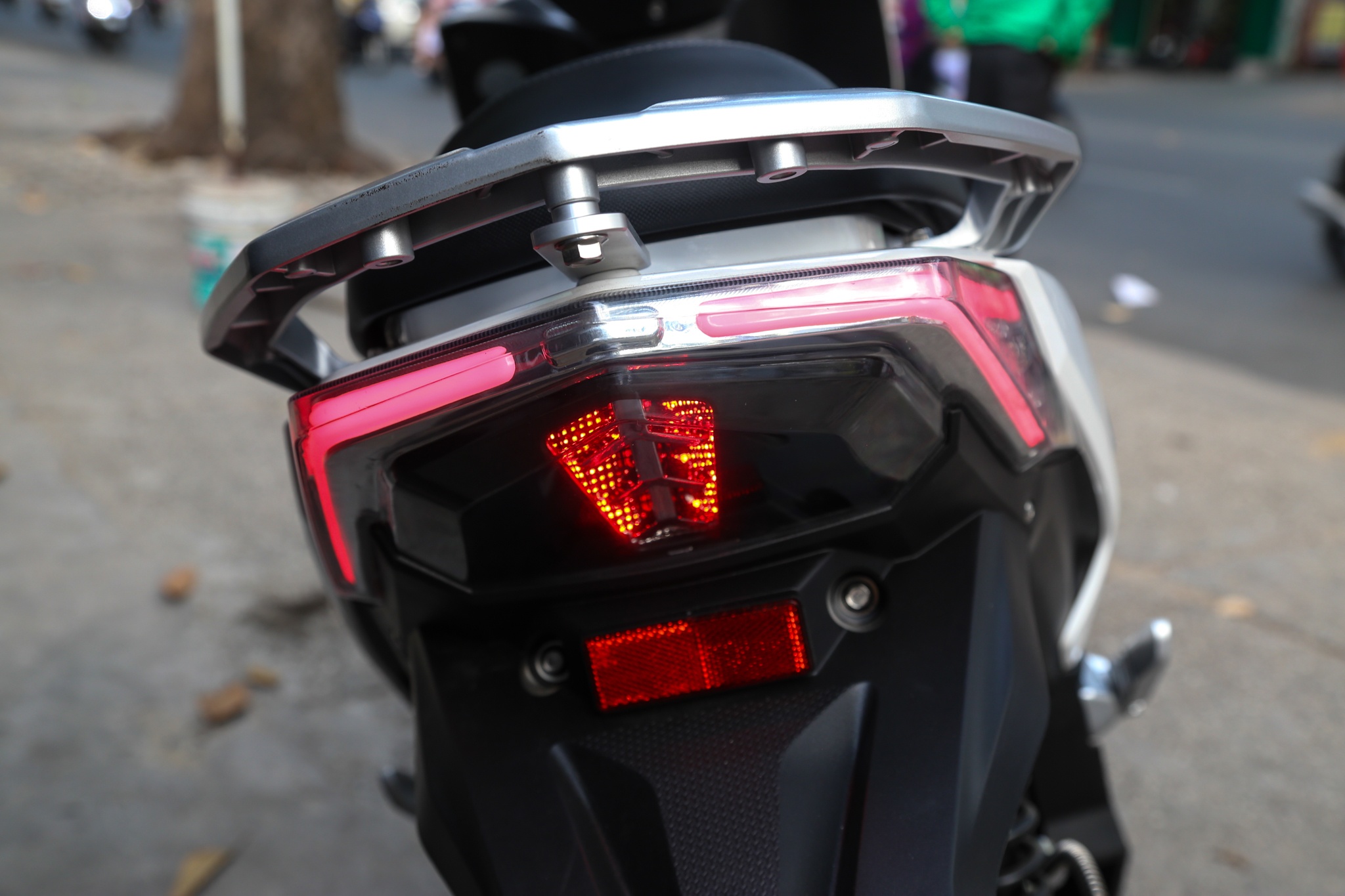 Xe may dien Pega ra mat anh 7