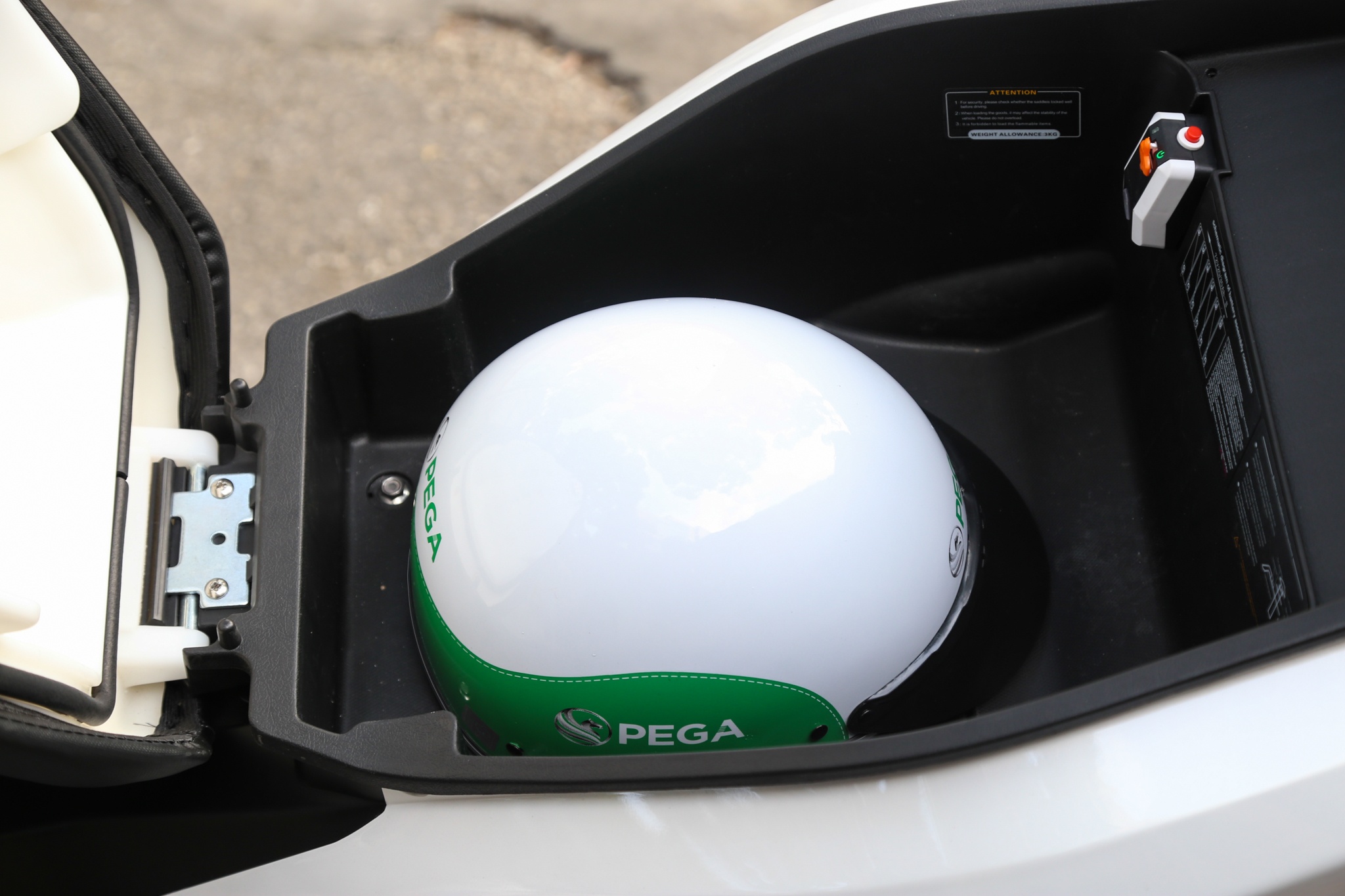 Xe may dien Pega ra mat anh 9