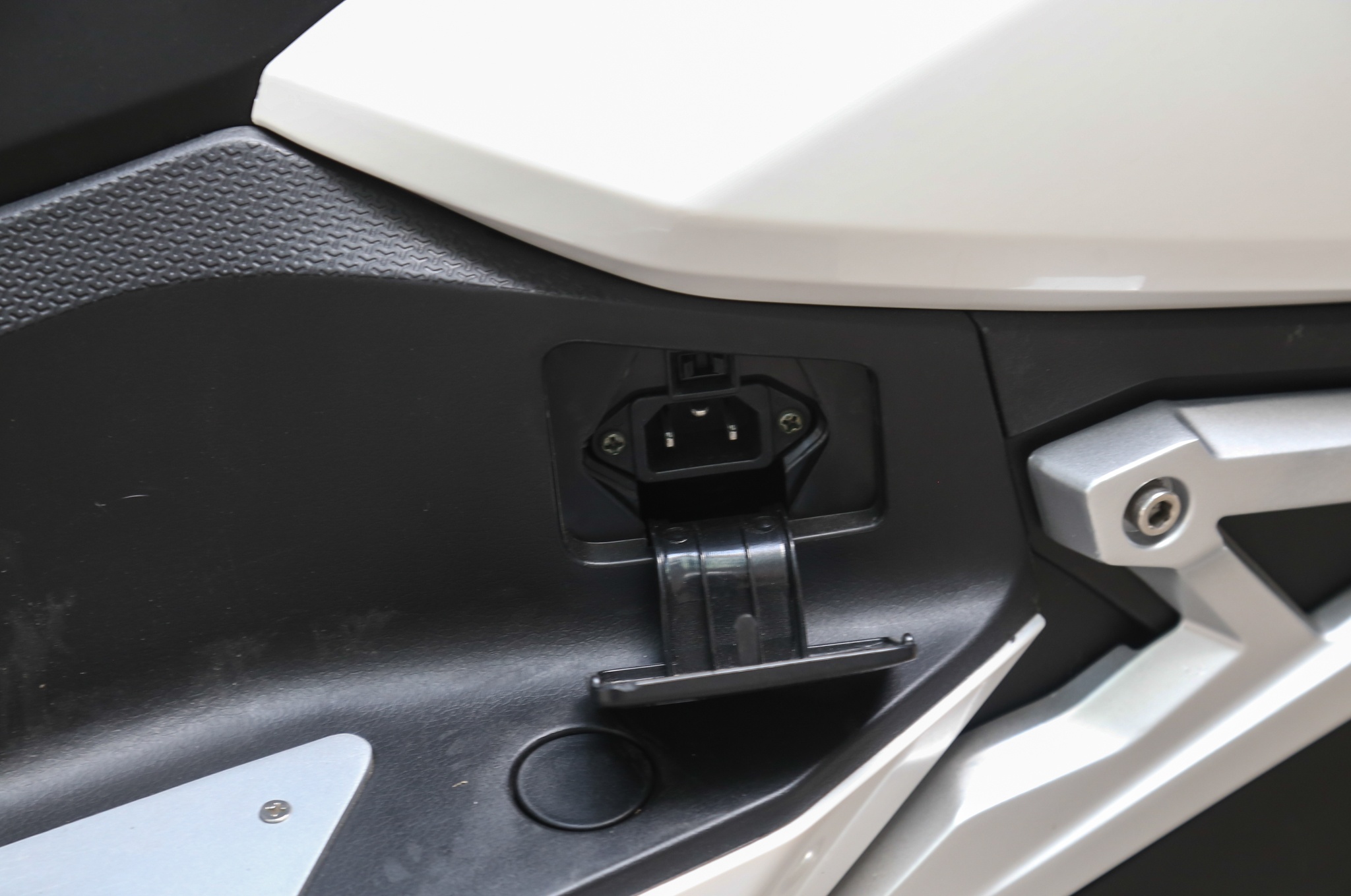 Xe may dien Pega ra mat anh 8