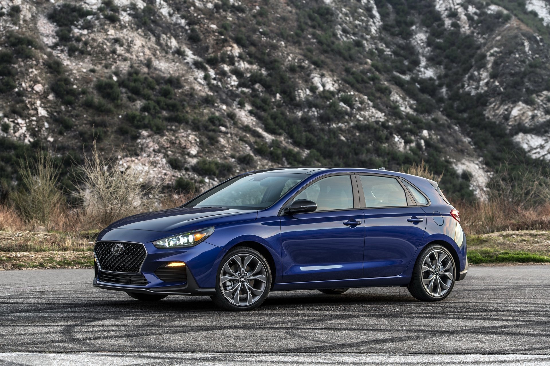 Hyundai Elantra GT N Line ra mat, gia tu 24,185 USD hinh anh