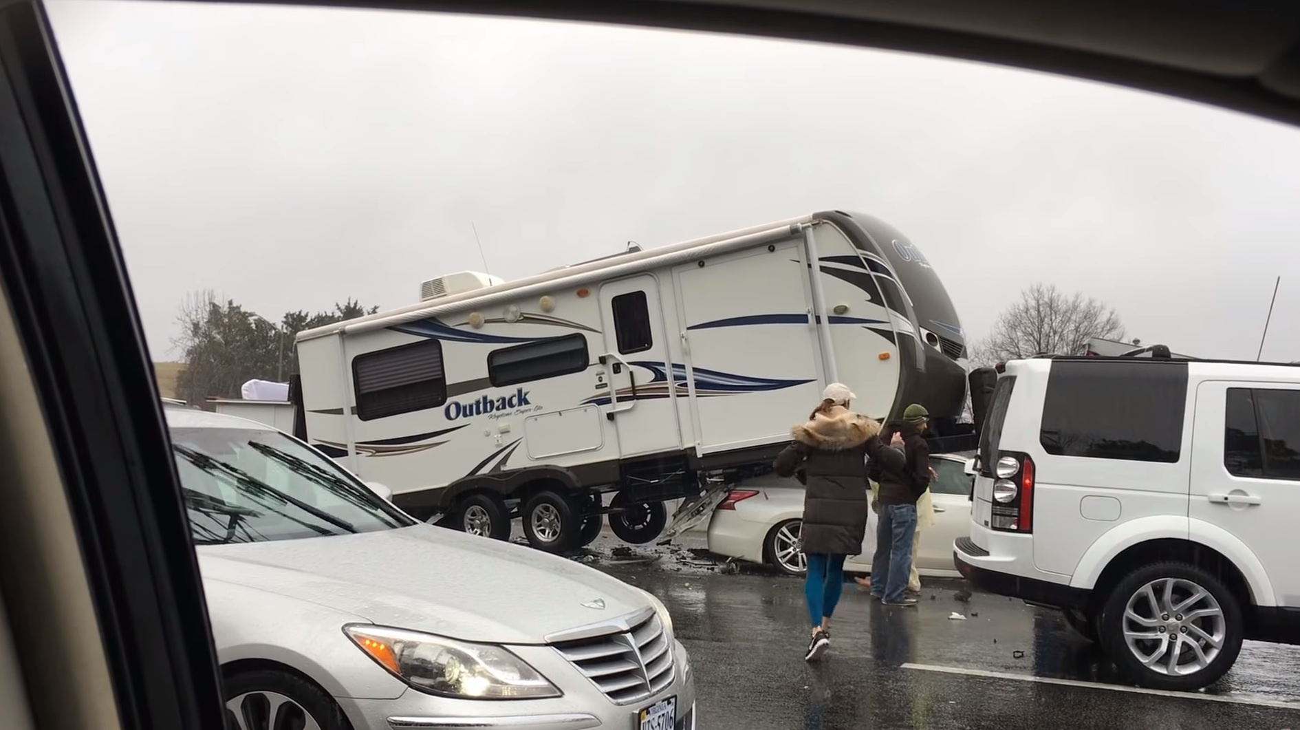 Tai nan hy huu, chiec sedan nam gon duoi gam nha di dong hinh anh