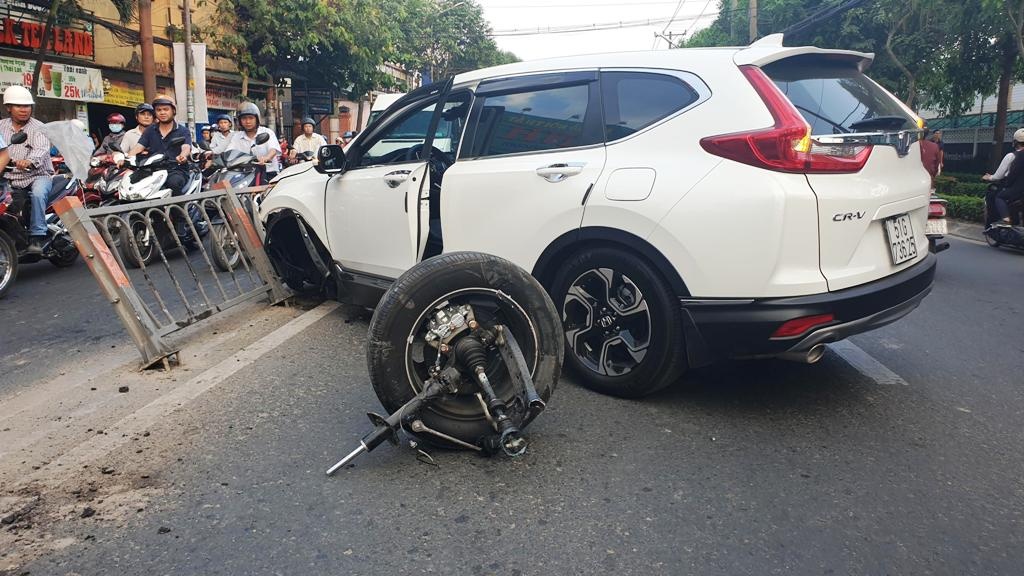 Xe Honda, Lexus cung gay truc, roi banh sau va cham tai Viet Nam hinh anh