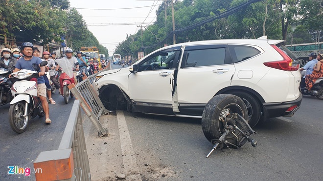 Ôtô gãy trục liên tiếp trong ngày ảnh 1 Oto gay truc lien tiep trong ngay anh 1