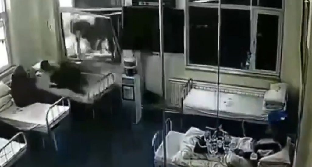 Xe tai lui sap tuong benh vien, lao thang vao giuong benh hinh anh