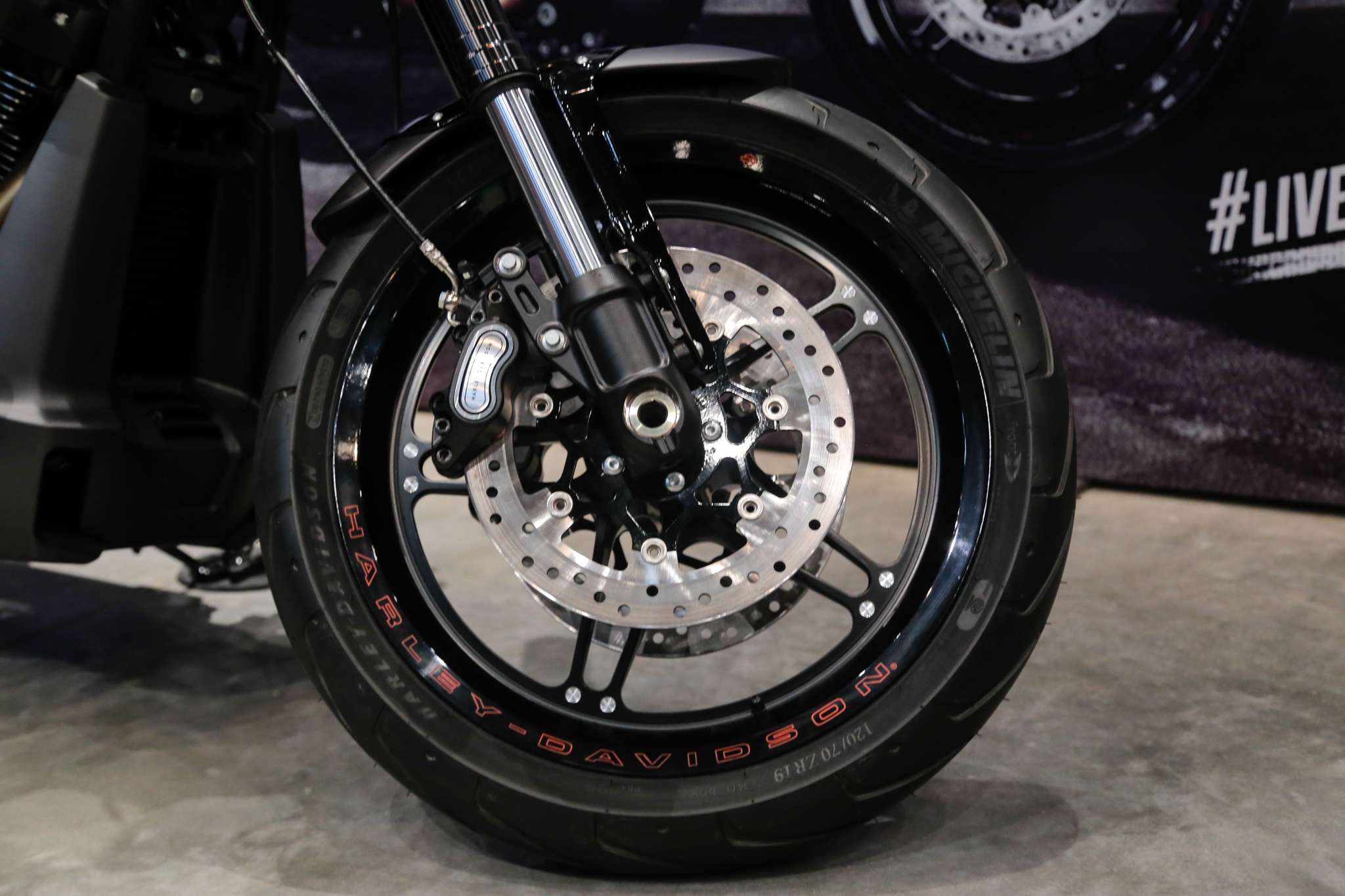 Harley-Davidson FXDR 114 ra mat anh 7