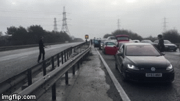 Ket xe, bac tai danh tennis thu gian ngay tren xa lo hinh anh