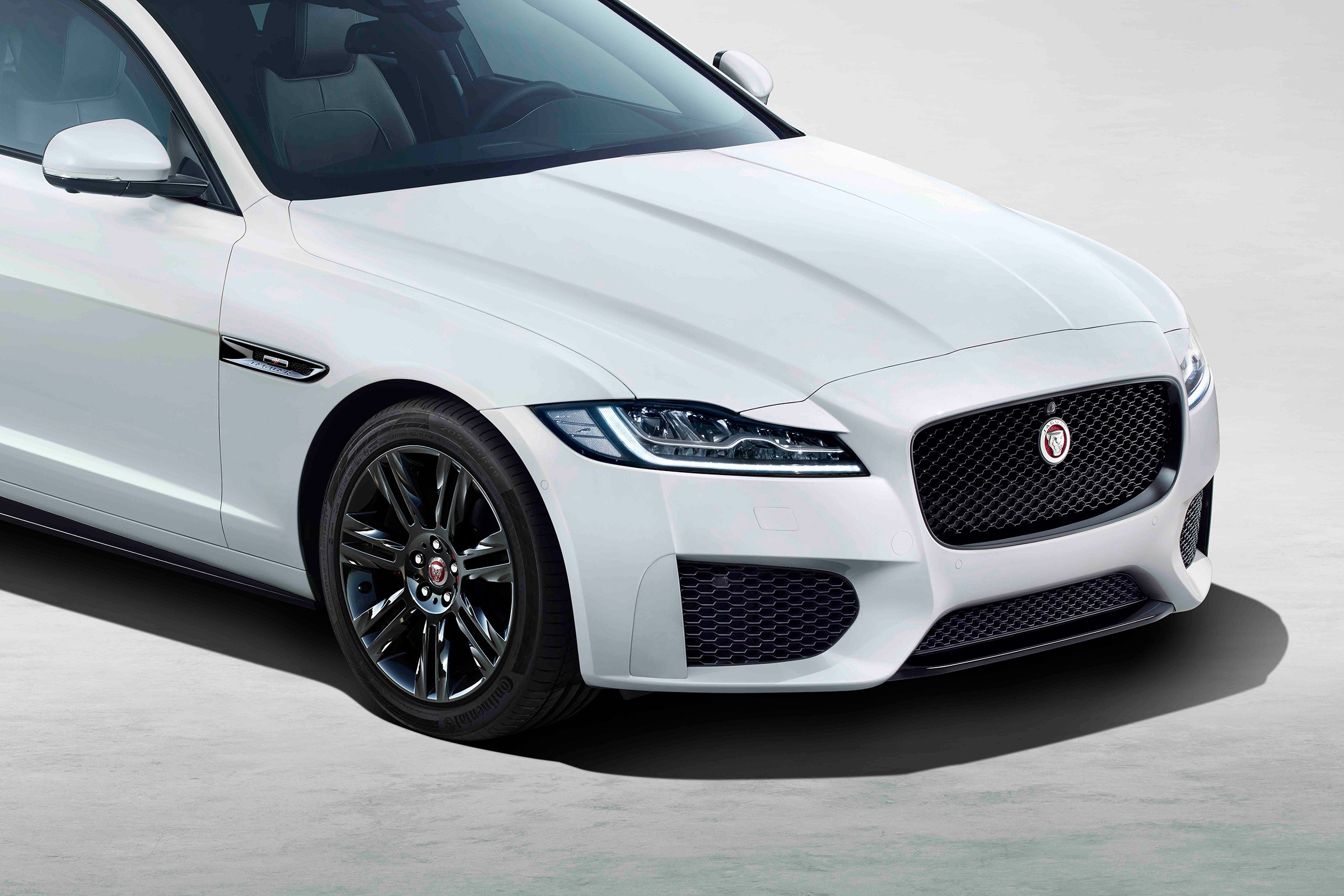 Jaguar XF va XF Sportbrake them ban dac biet anh 2