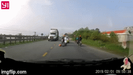 Em be thoat chet than ky ngay sat banh container hinh anh