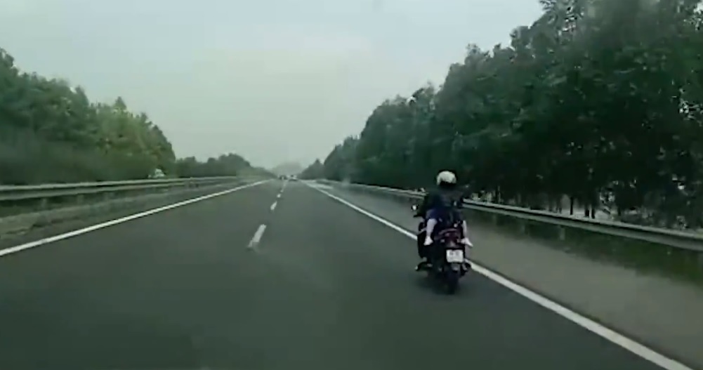 Xe may phong hon 100 km/h tren cao toc Ha Noi - Ninh Binh hinh anh