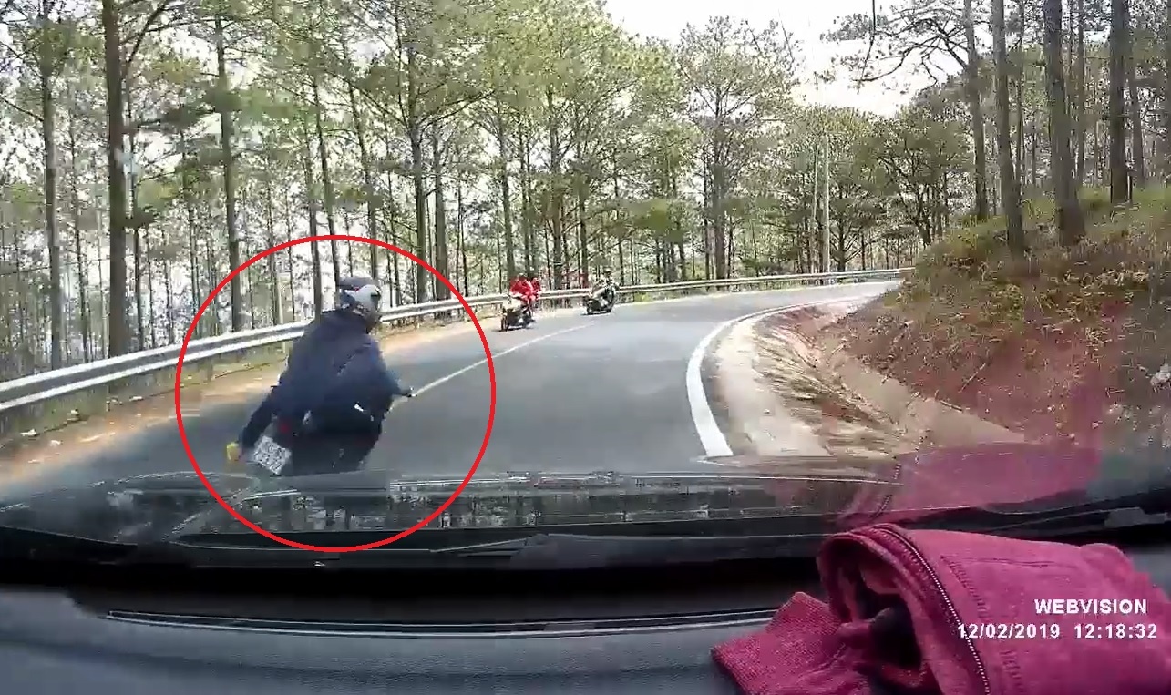 Vuot au ngay cua, xe may suyt roi xuong vuc tai Da Lat hinh anh