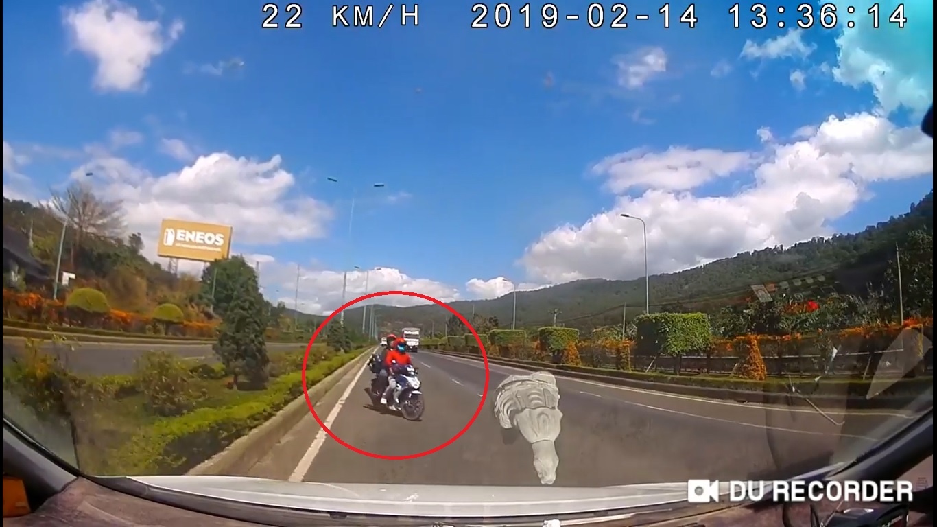 Hai xe may lieu linh di nguoc chieu tren cao toc Lien Khuong, Da Lat hinh anh