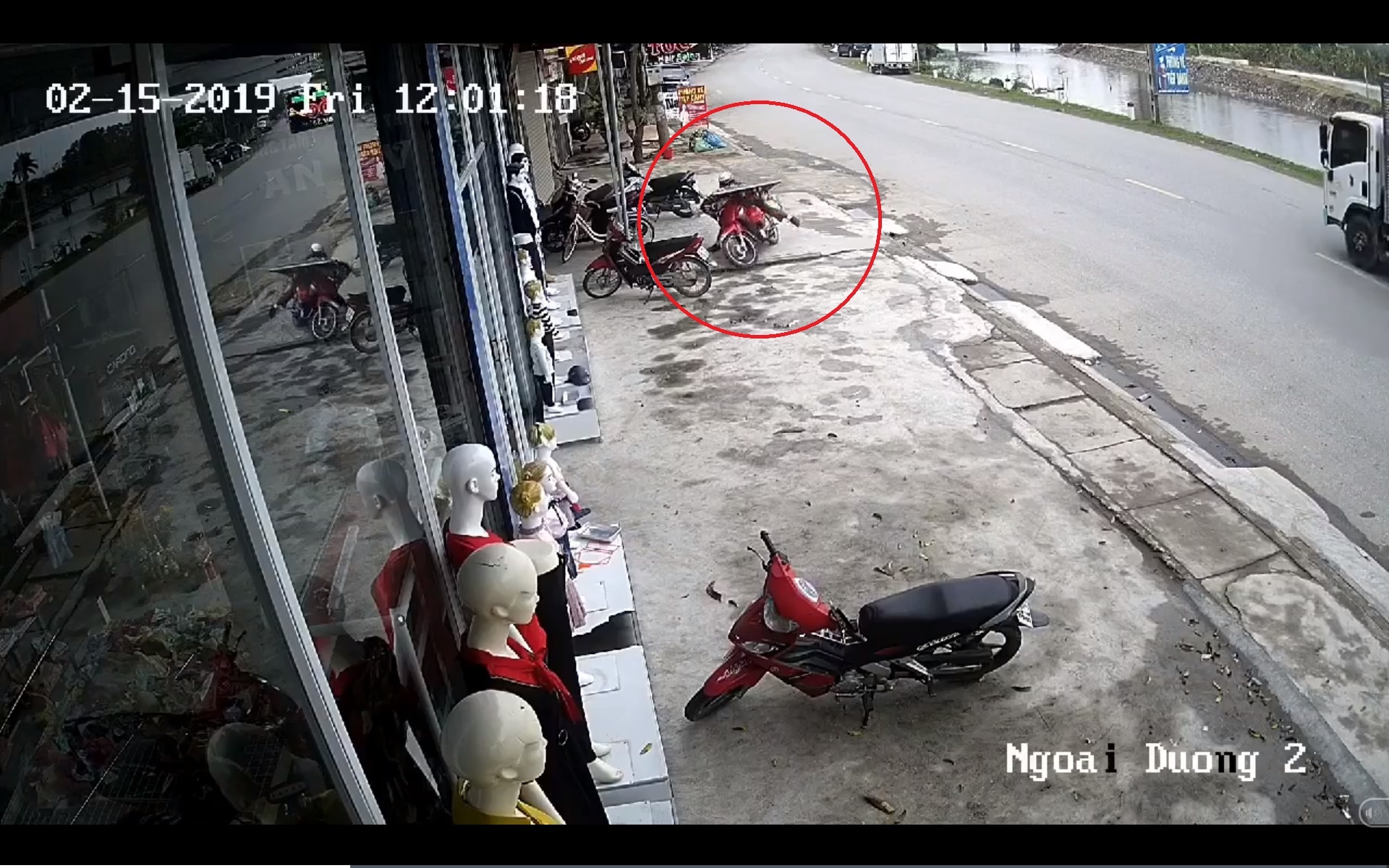 Bien quang cao dat 'nham cho' khien nguoi dan ong di xe may gap nan hinh anh