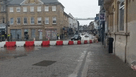 MC cua Top Gear dam thang hang rao khi dang dua hinh anh