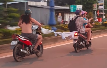 Tay ba lo di xe may cho 3, noi ao keo xe tai Phu Quoc hinh anh