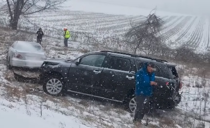 Hang chuc xe hoi dam lien hoan vi bao tuyet o My hinh anh